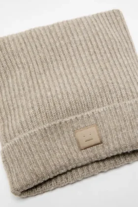 Bonnet carré avec logo sur la face
