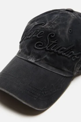 Casquette avec logo brodé