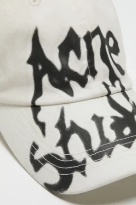Casquette avec logo gothique