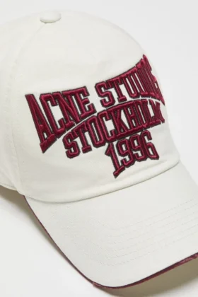 Chapeau avec logo brodé