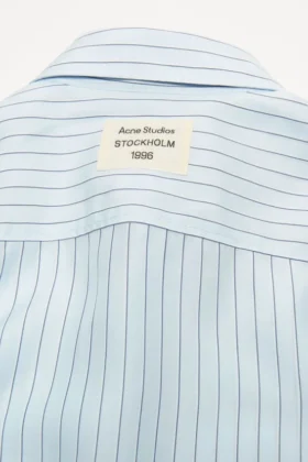 Chemise à boutons rayée
