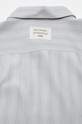 Chemise à boutons rayée