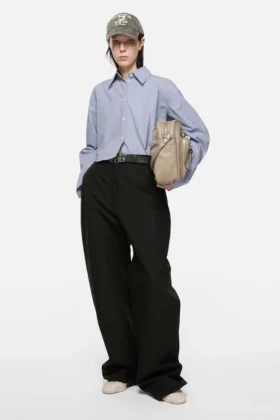 Chemise courte à fines rayures et boutons