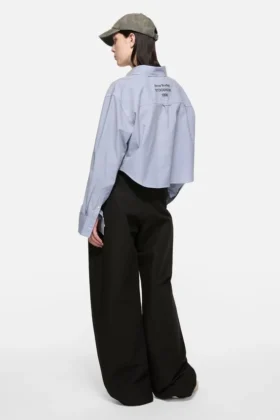 Chemise courte à fines rayures et boutons