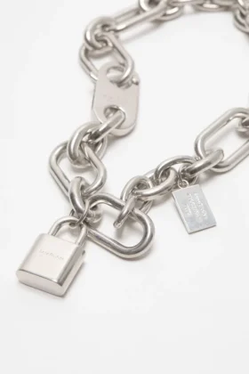 Collier avec cadenas à logo