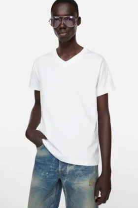 T-shirt à col en V avec étiquette en satin