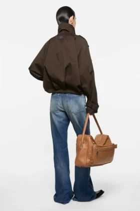 Trench-coat court