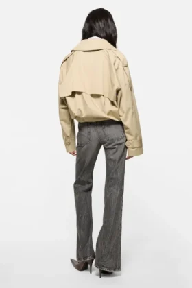 Trench-coat court